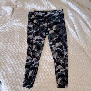 Fast and free high rise tight 25” - size 10 - glacier camo starlight multi